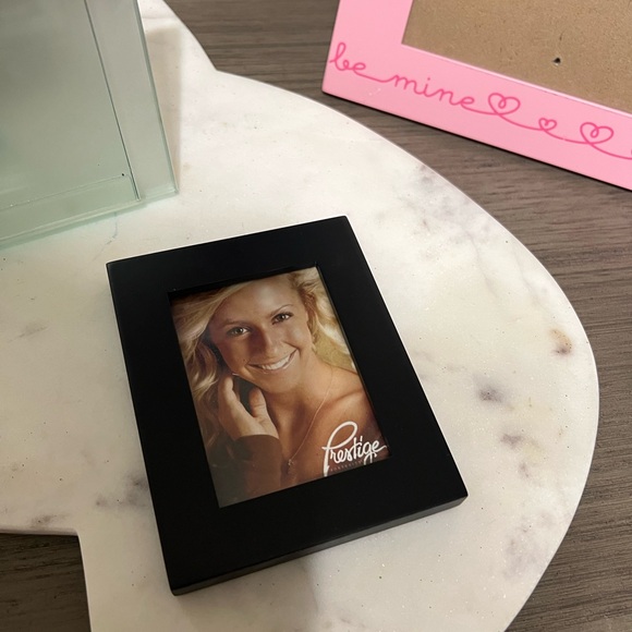 Assorted picture frames - Picture 3 of 4